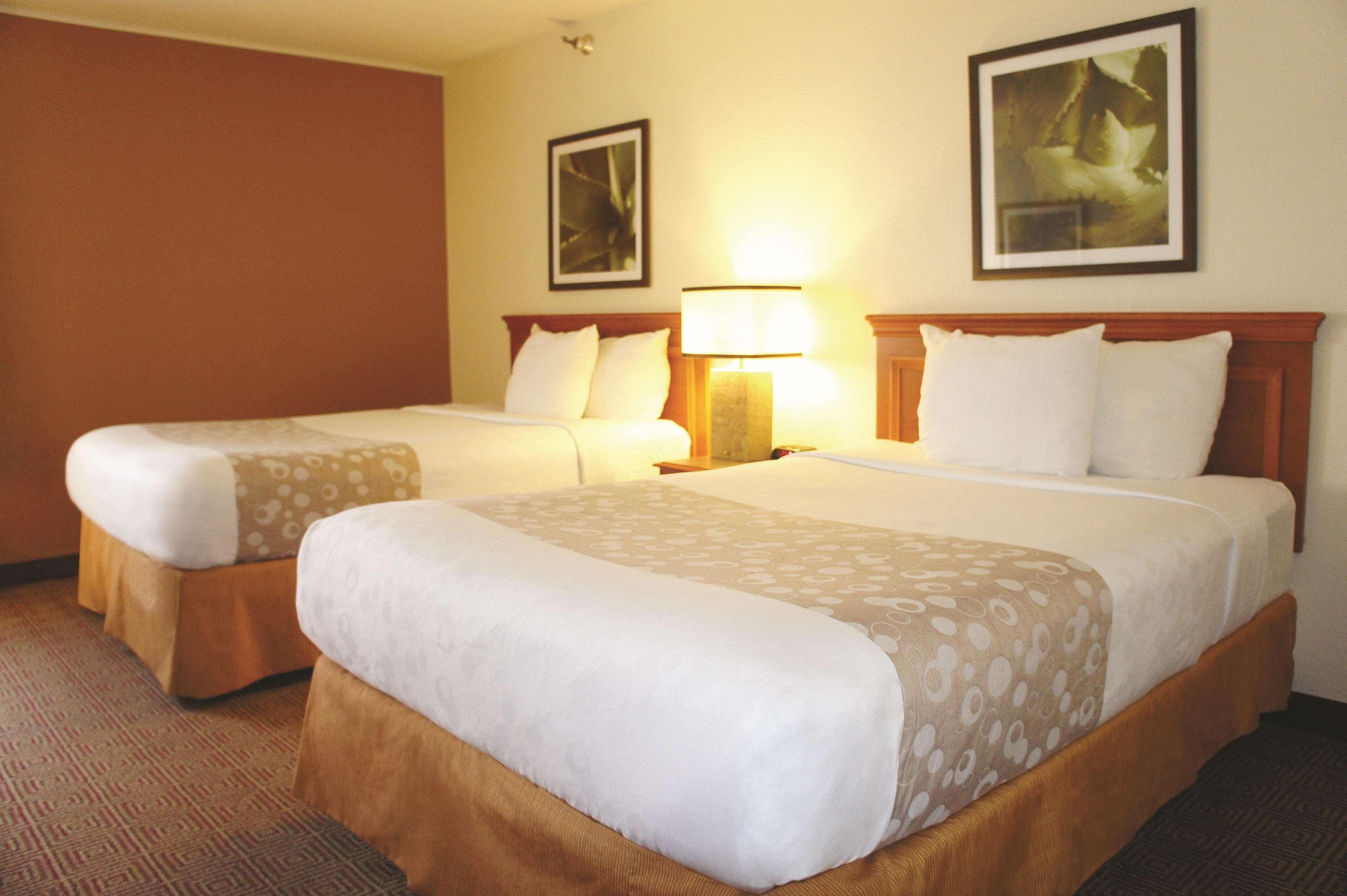 La Quinta Inn By Wyndham Kansas City North North Kansas City Exterior photo