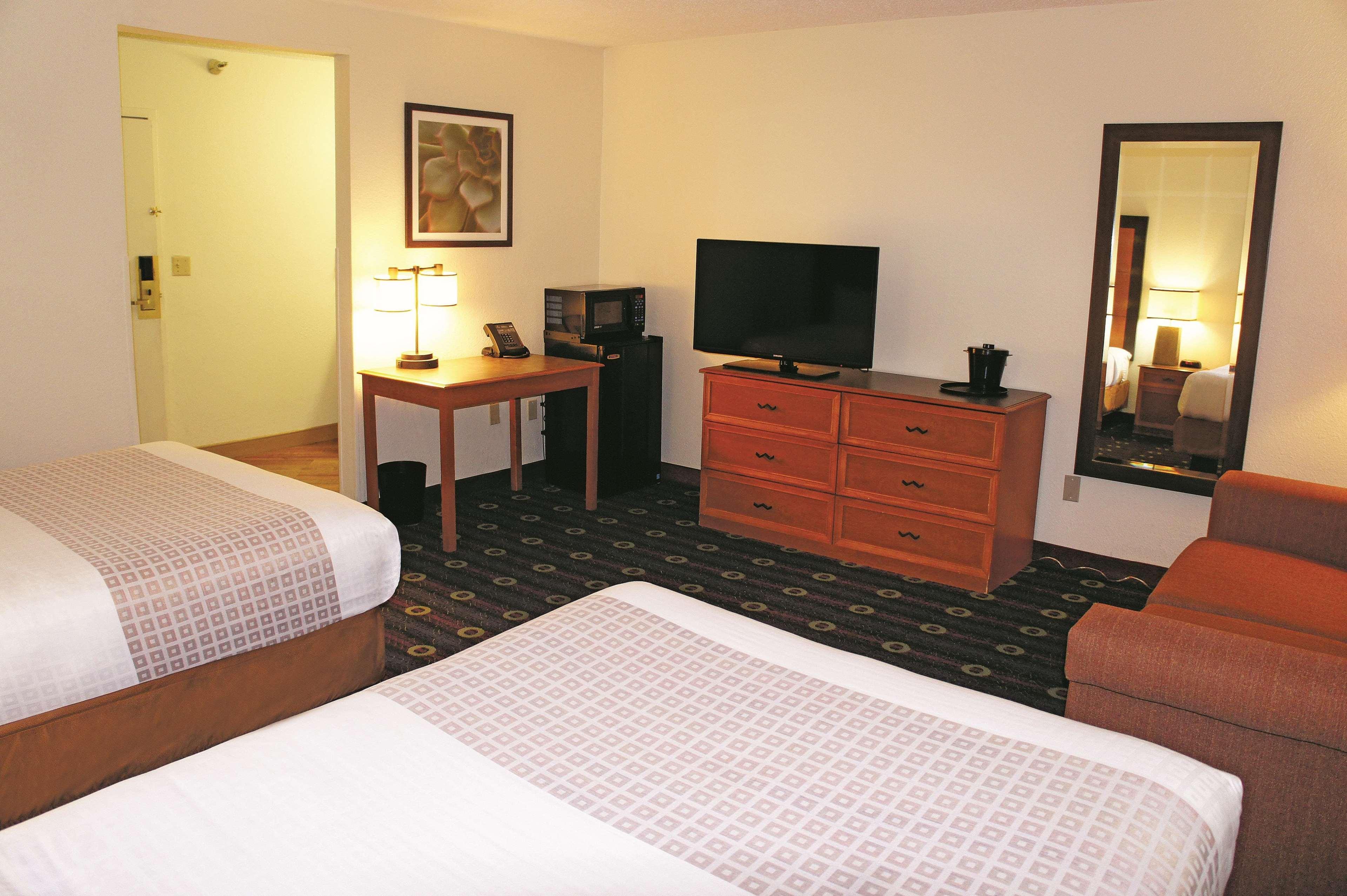 La Quinta Inn By Wyndham Kansas City North North Kansas City Exterior photo